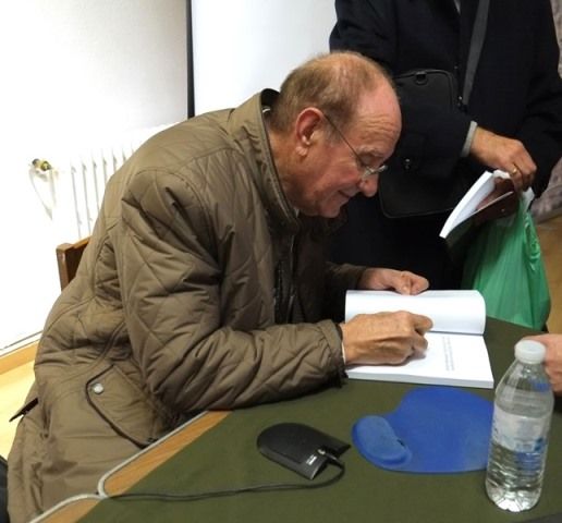 Marcos Casquero dedicando uno de sus libros